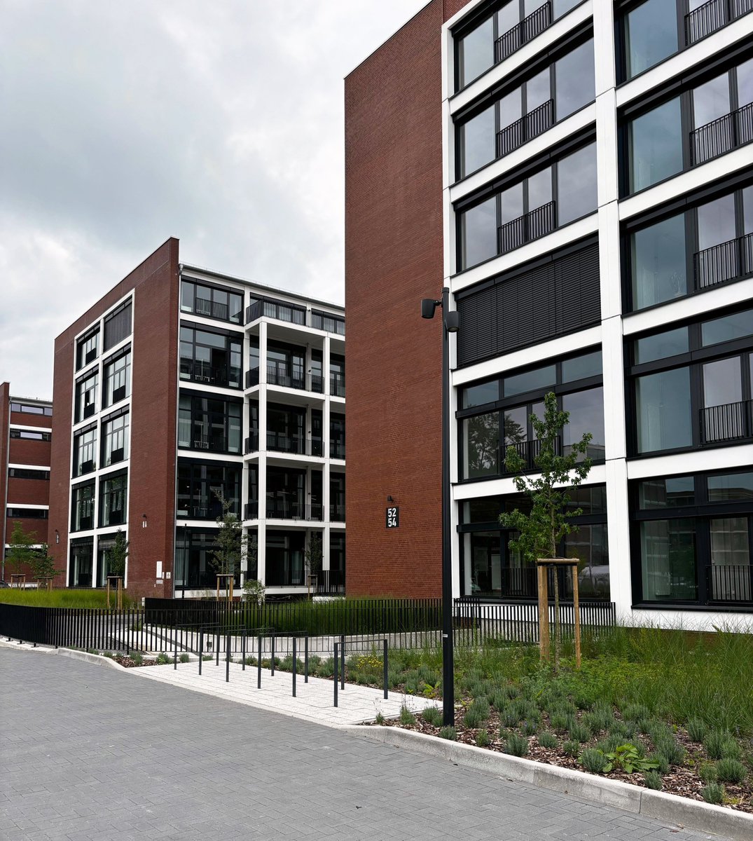 BMWSB_Bund's tweet photo. Eine weitere Station in Bremen war das #Tabakquartier in Woltmershausen. Die frühere Zigarettenfabrik wird zu einem modernen Komplex für Wohnen, Arbeit, Freizeit und Kultur weiterentwickelt. BMin #Geywitz: „Ein tolles Beispiel, das zeigt: #Umbauen anstatt Abreißen lohnt sich.“ https://t.co/4Hf7RILScx