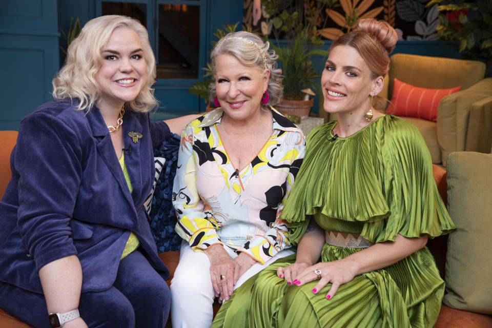 BootlegBette's tweet photo. Bette Midler On Friends Cher, David Bowie & Prince - Bootleg Betty
#BetteMidler, #BootlegBetty, #BusyPhillips, #Cher, #DavidBowie, #Friends, #Interview, #Prince, #Television, #Video, #Weblog
https://t.co/7hs8Qw3hNd https://t.co/KoRWvEM5dJ