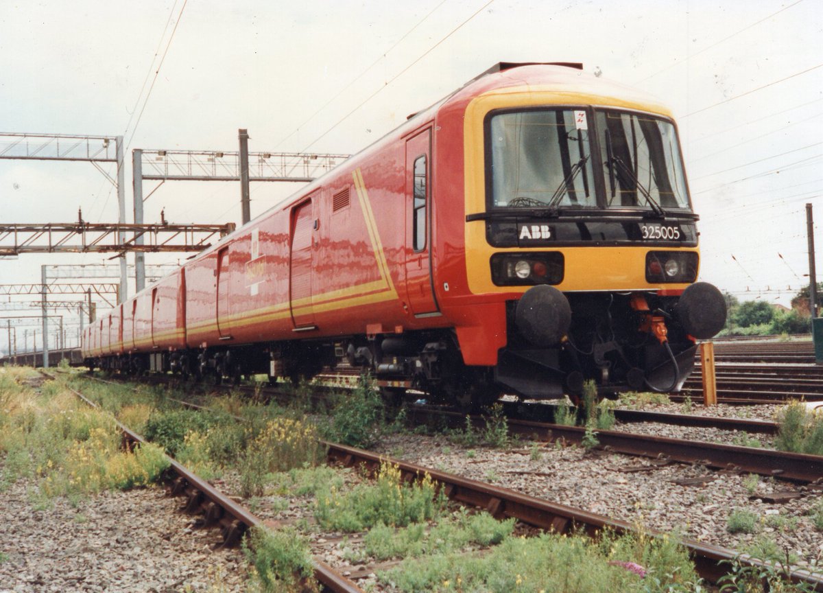13milepost's tweet photo. Fifteen 100mph AC⚡️(DC🌟 Shoegear removed but could be refitted) 4 car sets 1995 Vintage ABB Derby🇬🇧 No gangways -
What now for the class 325 when the #NightMail is no longer crossing the Border 🏴🏴 https://t.co/pOHjf6tVy4