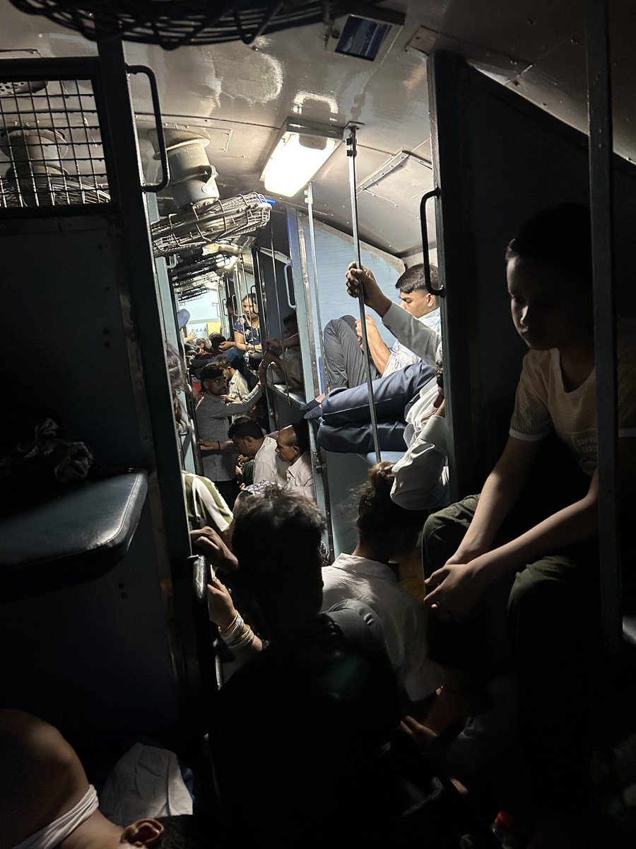 amit107sharma's tweet photo. ⁦@RailwayNorthern⁩ ⁦@RailMinIndia⁩ ⁦@aajtak⁩ this is situation of S1 Sleeper class in Kalindri Express -14118, I have never seen sleeper made like general coach, why are being waiting ticket issued ? ⁦⁦@sudhirchaudhary⁩ ⁦@PMOIndia⁩ https://t.co/7UDAEFf04I