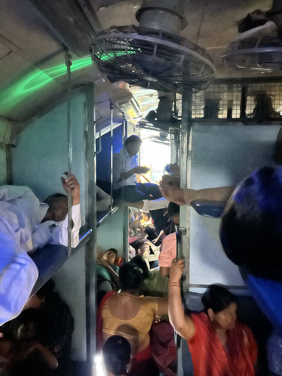 amit107sharma's tweet photo. ⁦@RailwayNorthern⁩ ⁦@RailMinIndia⁩ ⁦@aajtak⁩ this is situation of S1 Sleeper class in Kalindri Express -14118, I have never seen sleeper made like general coach, why are being waiting ticket issued ? ⁦⁦@sudhirchaudhary⁩ ⁦@PMOIndia⁩ https://t.co/7UDAEFf04I