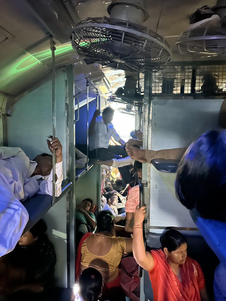 amit107sharma's tweet photo. ⁦@RailwayNorthern⁩ ⁦@RailMinIndia⁩ ⁦@aajtak⁩ this is situation of S1 Sleeper class in Kalindri Express -14118, I have never seen sleeper made like general coach, why are being waiting ticket issued ? ⁦⁦@sudhirchaudhary⁩ ⁦@PMOIndia⁩ https://t.co/7UDAEFf04I
