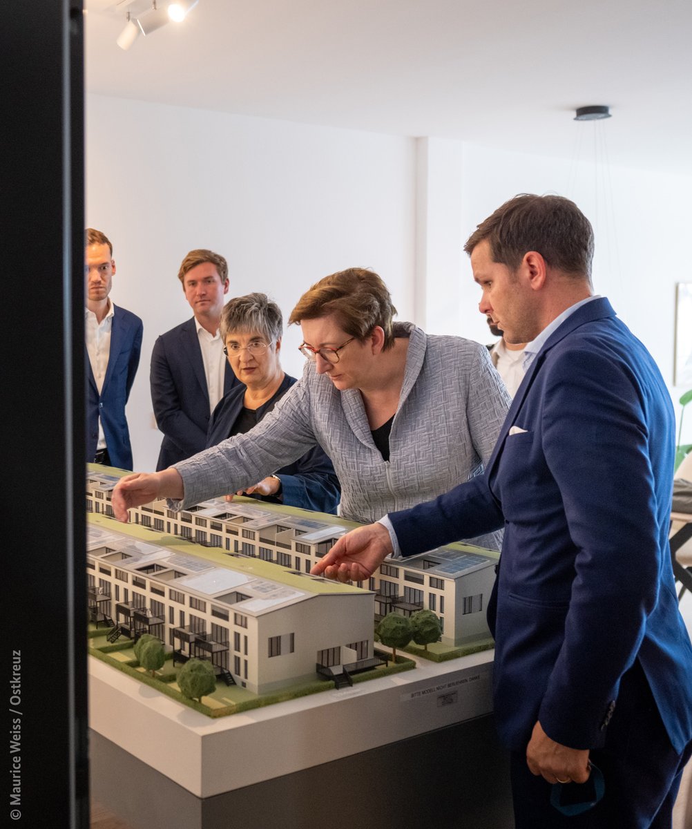 BMWSB_Bund's tweet photo. Eine weitere Station in Bremen war das #Tabakquartier in Woltmershausen. Die frühere Zigarettenfabrik wird zu einem modernen Komplex für Wohnen, Arbeit, Freizeit und Kultur weiterentwickelt. BMin #Geywitz: „Ein tolles Beispiel, das zeigt: #Umbauen anstatt Abreißen lohnt sich.“ https://t.co/4Hf7RILScx