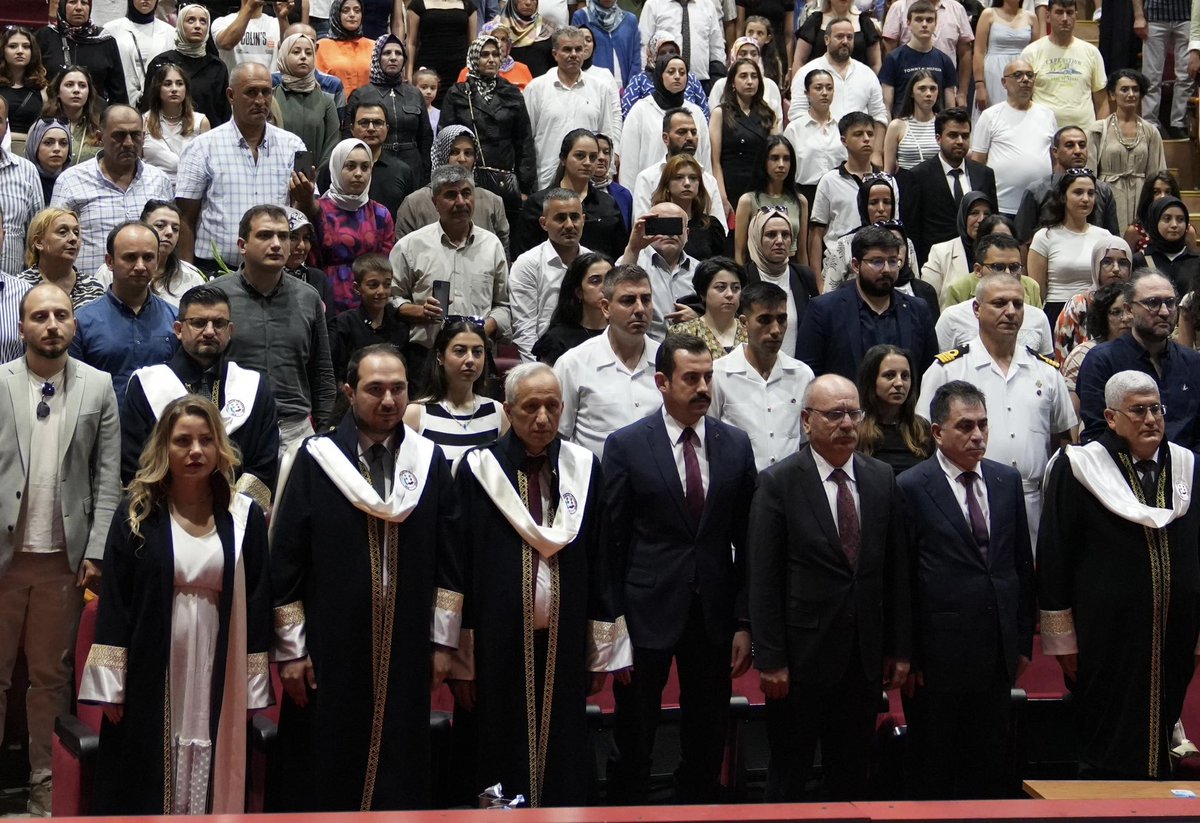 Trabzon Üniversitesi Hukuk Fakültesi’nin mezuniyet törenine katılarak yeni meslektaşlarımıza diplomalarını takdim ettik. Adaletten ayrılmayan bir meslek hayatlarının olmasını dilerim.🇹🇷⚖️