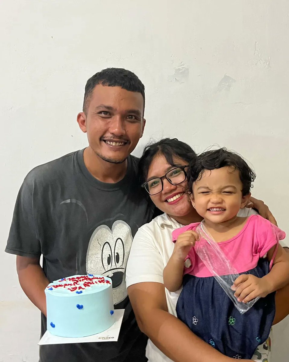 devi_sunday92's tweet photo. Selamat ulang tahun suami, bapak call yang ke 32 tahun 
Padahal baru banget pulang kerja kita berdua sebelum pulang ke tanjung anom tiup lilin nya di sei simare ya 
Abaikan wajah dan baju udah kumel kali karena baru pulang ngantor https://t.co/EraQJr7oDu