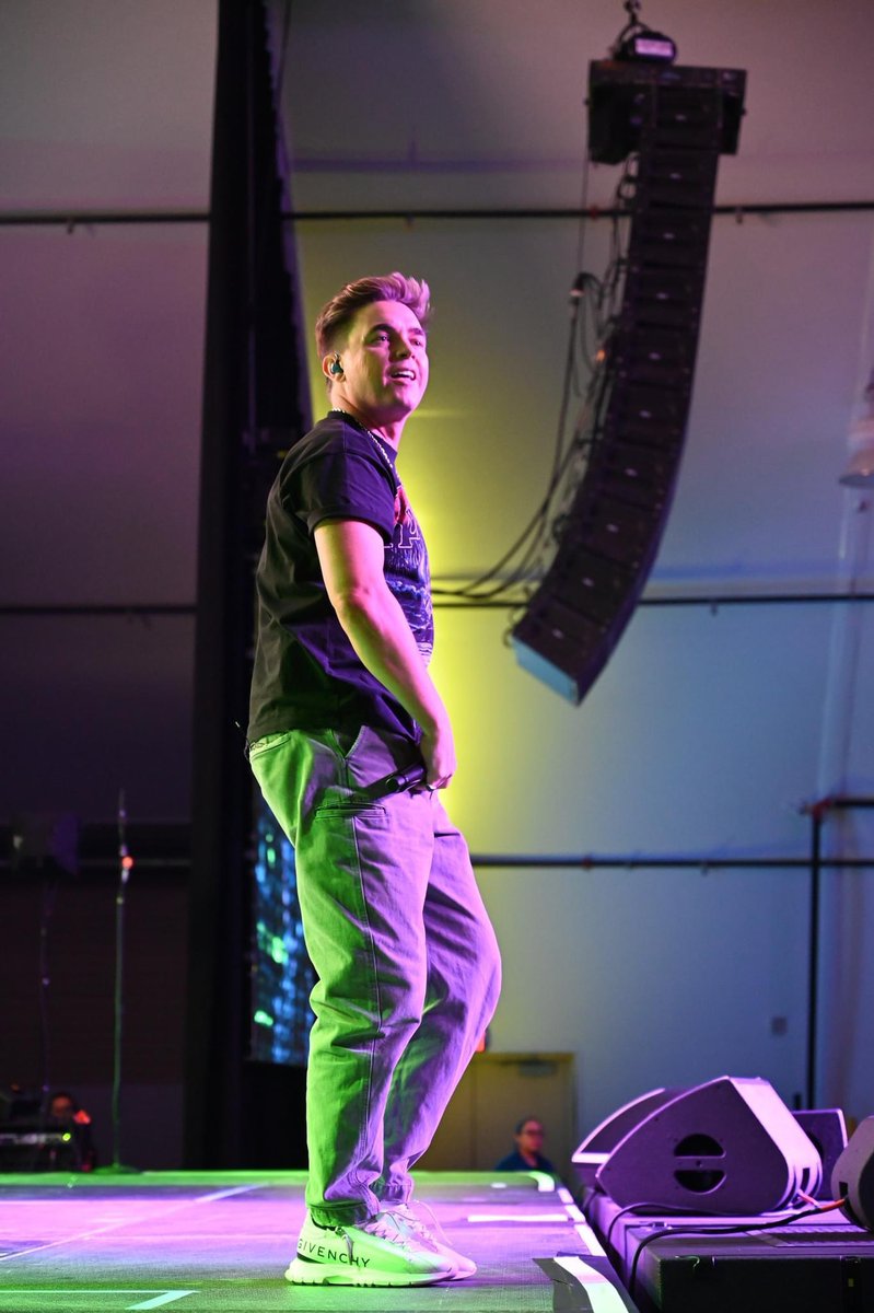 MResort's tweet photo. POV: you just checked your digital camera for your @JesseMcCartney concert photos! 📸✨ https://t.co/O4ecrJgXM8