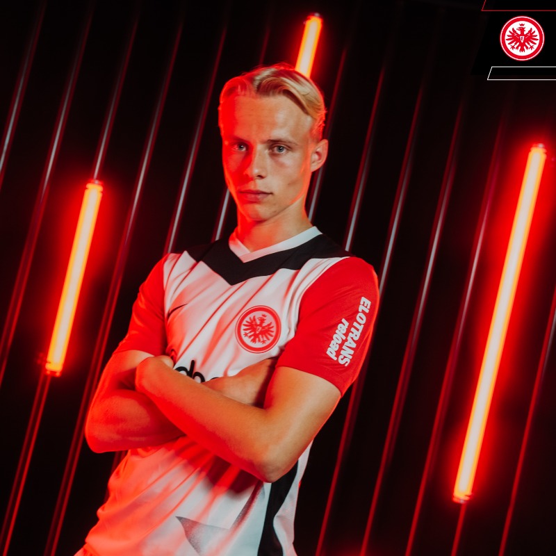 Eintracht's tweet photo. Gude, Oscar Højlund! 🇩🇰👋🦅

Der dänische U19-Nationalspieler wechselt mit sofortiger Wirkung vom FC Kopenhagen nach Frankfurt, wo er einen Vertrag bis zum 30. Juni 2029 unterschrieben hat.

#Højlund2029 | #SGE
