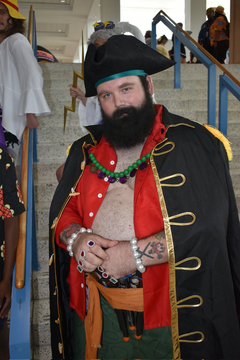 RosstheCross's tweet photo. I got to do my favorite cosplay at Metrocon! Blackbeard from One Piece! If you happen to have a picture of me please post it! 

#metrocon #blackbeard #ONEPIECE https://t.co/Lb2X2NpJ8C