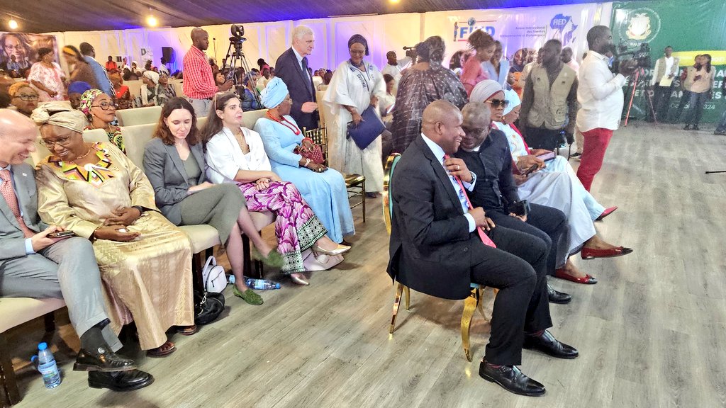 OnuGuinee's tweet photo. Après avoir reçu la délégation du Forum International des Femmes Dirigeantes et Dynamiques #FIED, Kristèle Younès a pris part, avec l'équipe @OnuGuinee, au lancement de la 13ème édition en #Guinée. Elle souligne l'importance d'investir sur les femmes pour accélérer l'Agenda 2030. https://t.co/GBrOOZ5nNY