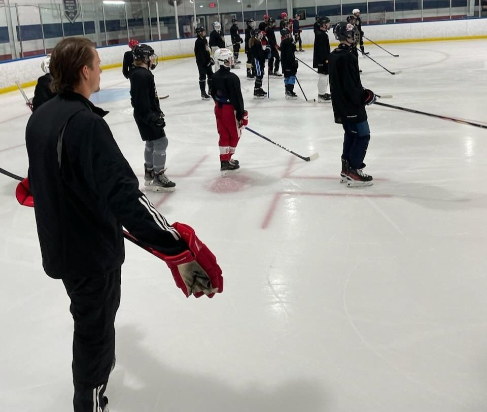Thanks again to all the boys that came out to the DLS hockey camp at Big Boy Arena the past 2 days! The camp, led by Pilots head coach Chad LaRose, featured 20 attendees and multiple alumni helping the boys out in drills, including former Red Wings defenseman Danny DeKeyser, '08.