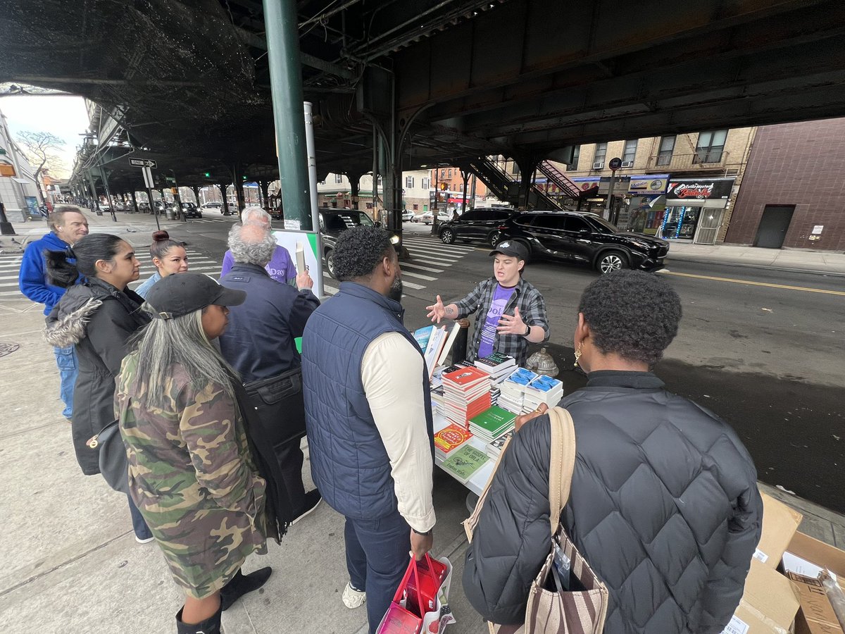IrishArtsCenter's tweet photo. Every St. Patrick's season, IAC encourages NYers to #GetLit and celebrate the cultural legacy of Ireland around the world by handing out free books in all five boroughs. Last March, thousands of literature lovers celebrated #IACBookDay &amp; NYC writers—here's what it looked like. https://t.co/adGyX5cdRY