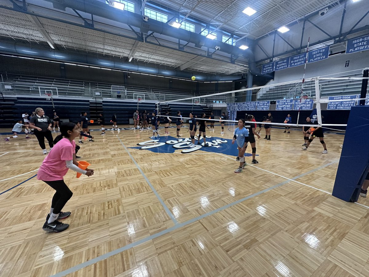 SanBobcat's tweet photo. GREAT first day turnout for our 7th & 8th grade clinic! 🏐 #SSVB https://t.co/84VF6ZLfI8