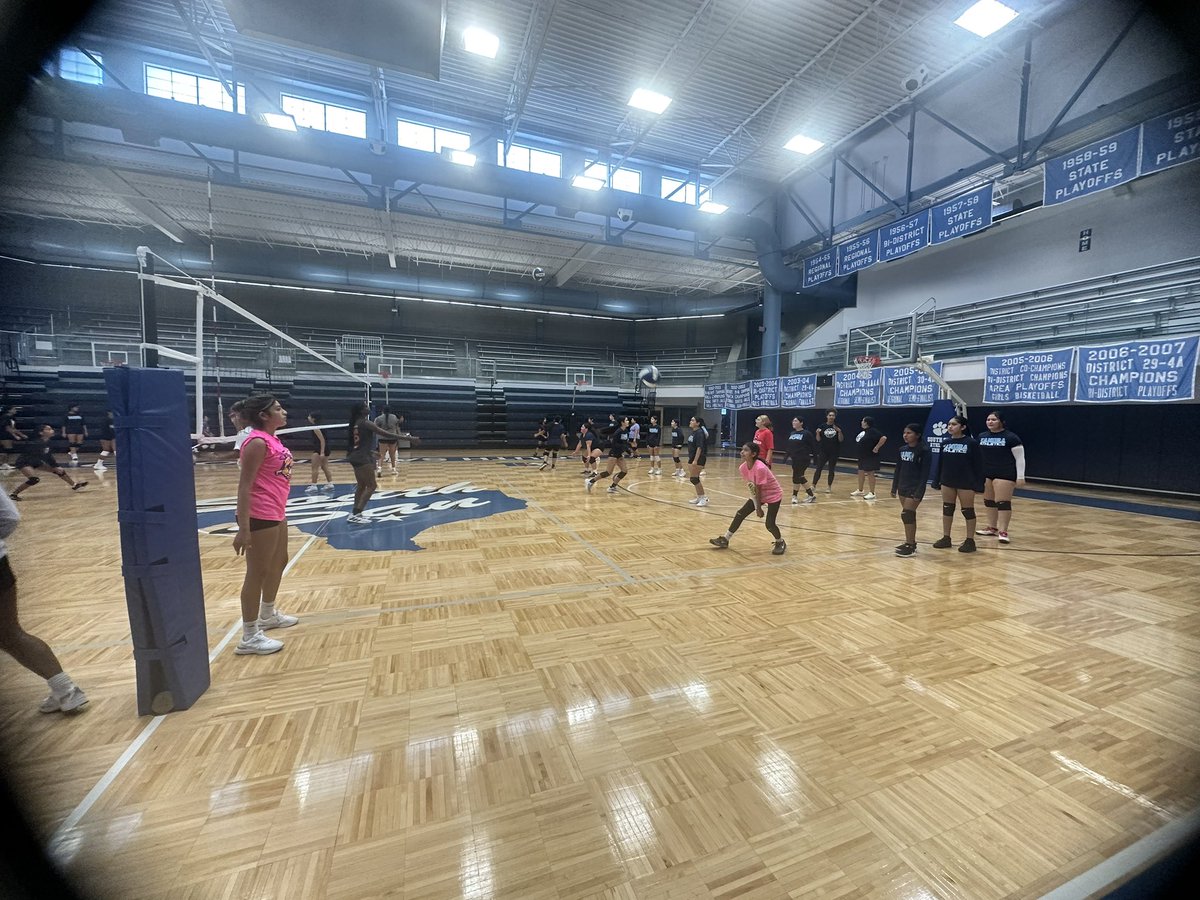 SanBobcat's tweet photo. GREAT first day turnout for our 7th & 8th grade clinic! 🏐 #SSVB https://t.co/84VF6ZLfI8
