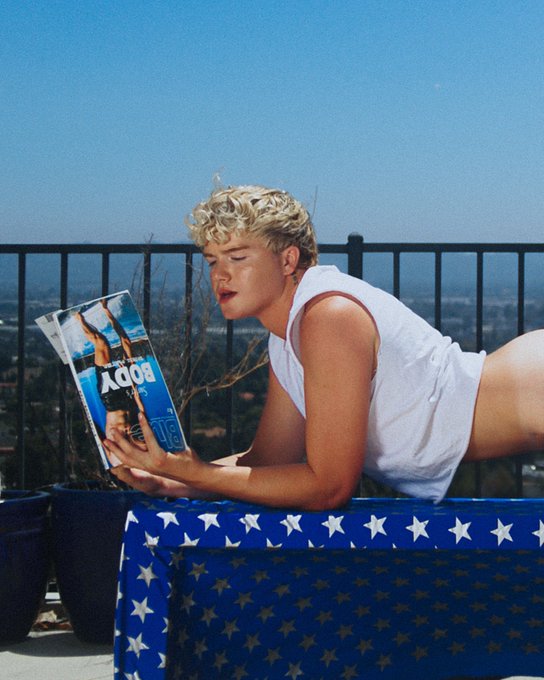 1 pic. he’s such a blonde https://t.co/YN23rR7nsq