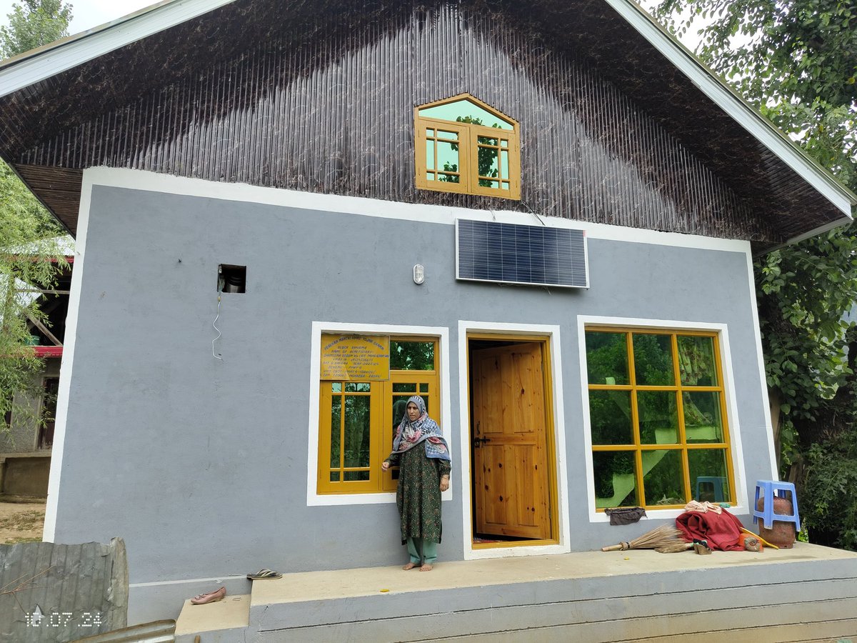 naveed_jkas's tweet photo. PMAY G house of a widow at block Hyhama Kupwara. Greh pravesh in a beautiful house provided by RDD 
@MoRD_GoI @OfficeOfLGJandK 
@listenshahid @diprjk @SudanAyushi @KashmirRdd @ ACD Kupwara @BDO Hyhama Kupwara https://t.co/xMo7QpF6yQ