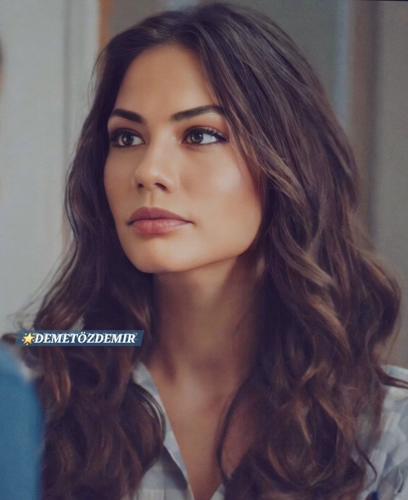 sandrickssh1's tweet photo. La Bellissima #DemetÖzdemir @dmtzdmr 🇹🇷
Particularly I like hair like this some waves 💄She shines ✨️✨️ always anyway Stunning 😍 watching again #Room309 I got a cold 🤒 and heavy 🌧 rain today! Have a lovely day Everyone😘! https://t.co/lp2fo6gLkK