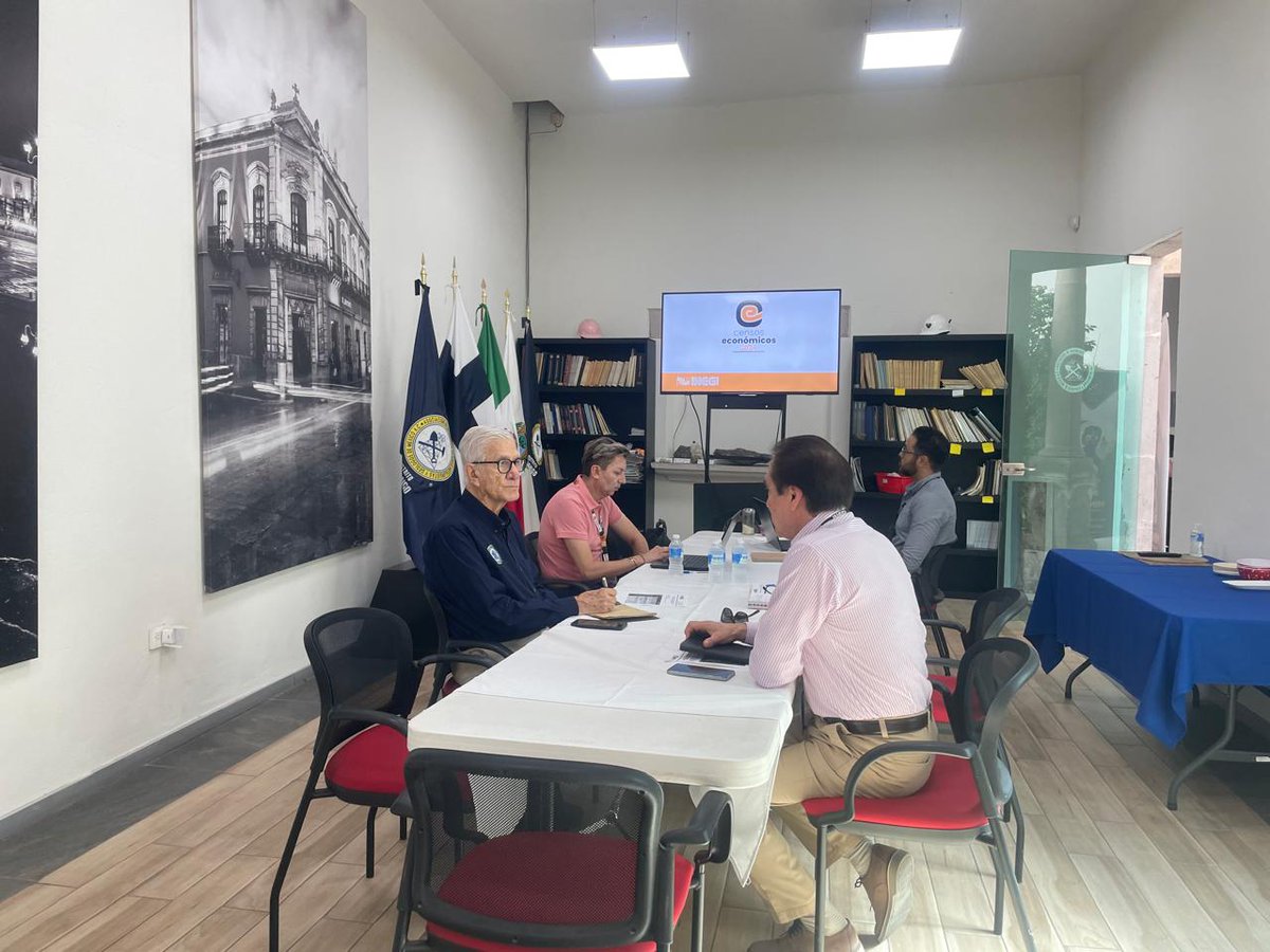 Efrain_Limones's tweet photo. Nos reunimos con el Ing. Jorge Villaseñor Cabral, presidente de la @AIMMGM_Nacional en #Durango, para platicar sobre la importancia del sector en los #CensosEconómicos2024 y otros proyectos del @INEGI_INFORMA. Agradecemos como siempre, su interés y disposición. https://t.co/xnqnYd6CoI