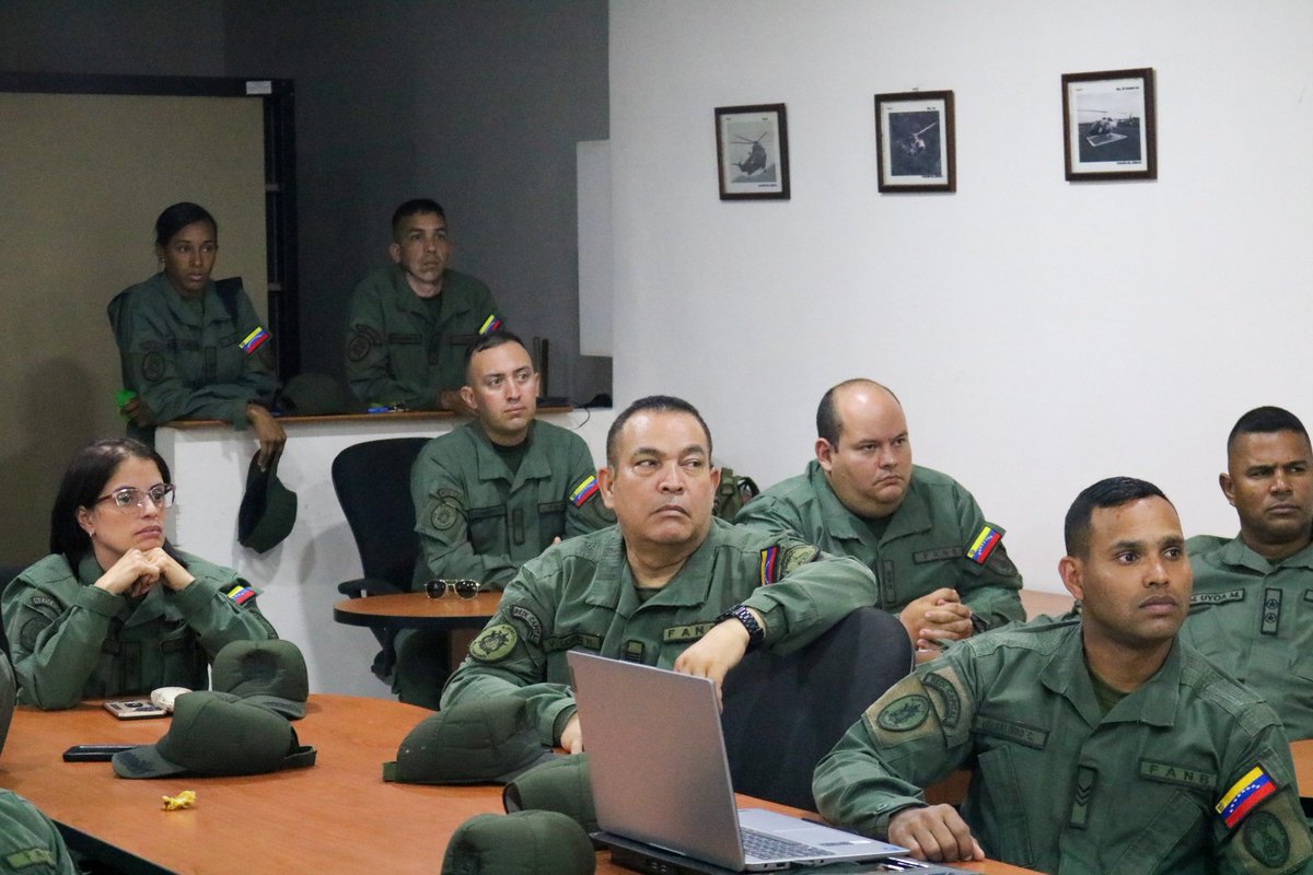 arma_maestra's tweet photo. 🔴 #Ahora || En las instalaciones de este Gran Comando, se está efectuando instrucción de Bases Legales del Plan República al personal profesional.
#PoesíaMundialEnVenezuela #FANB #SoloUnidosVenceremos #10Jul https://t.co/yReSaJ0HBN