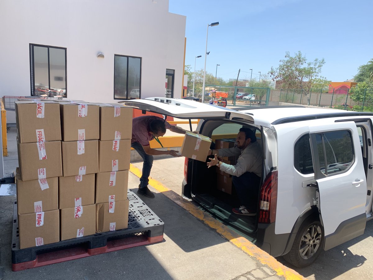 BamxHermosillo's tweet photo. Para que los paquetes nutritivos lleguen a más personas, #BAMXHermosillo firmó convenio de colaboración con el #CEEAV.
Porque la unión SÍ hace la fuerza, juntos podemos contribuir por un #SonoraSinHambre. https://t.co/puOnlZqTGF