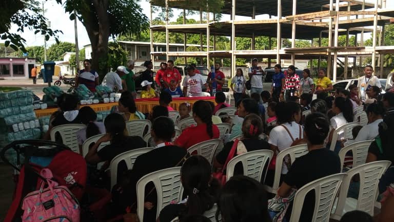 #EnFotos Como parte de las políticas de protección social, el Pdte. <a href="/NicolasMaduro/">Nicolás Maduro</a> continua fortaleciendo la atención al pueblo, se realiza entrega de pañales a niños, a través del <a href="/suaf_ve/">Suaf.ve</a> y <a href="/MSomosVen/">Movimiento Somos Venezuela</a>. Construyendo un Apure grande, próspero y productivo. #VivaVenezuela
#10Jul