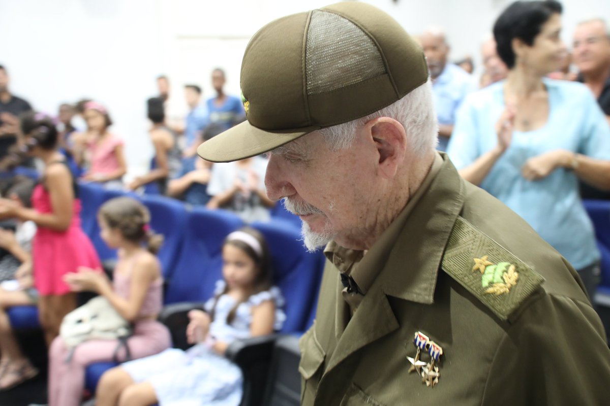 centrofidel's tweet photo. El Comandante de la Revolución, Ramiro Valdés, compartió este mañana con niños y jóvenes en el #CentroFidelCastroRuz. Sus experiencias son muestras de fidelidad y del inmenso honor de permanecer al servicio de la Patria. https://t.co/KKO911FCbO