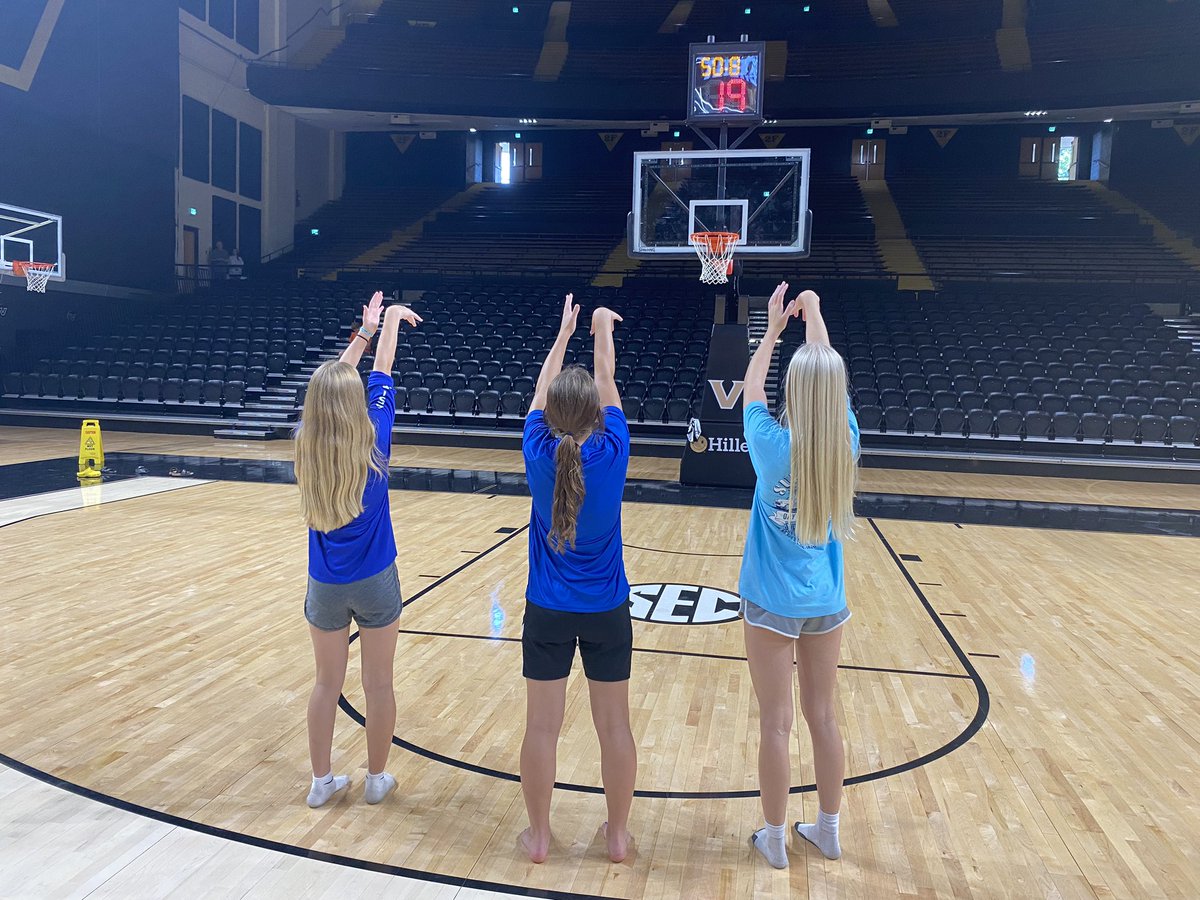 tfaladyhoops's tweet photo. @bjadehall3 & @Avery_Michels15 checking out some universities in Nashville on way to @TFNsRun4Roses to compete. This may be where one of these 🌟’s end up. #Godcan #Runwiththeroyals #playhardsmarttogether https://t.co/g16bdUOvmW