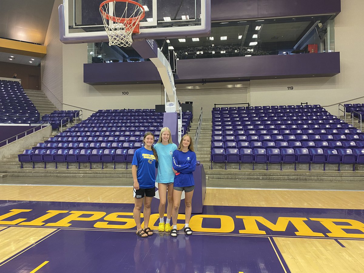 tfaladyhoops's tweet photo. @bjadehall3 & @Avery_Michels15 checking out some universities in Nashville on way to @TFNsRun4Roses to compete. This may be where one of these 🌟’s end up. #Godcan #Runwiththeroyals #playhardsmarttogether https://t.co/g16bdUOvmW