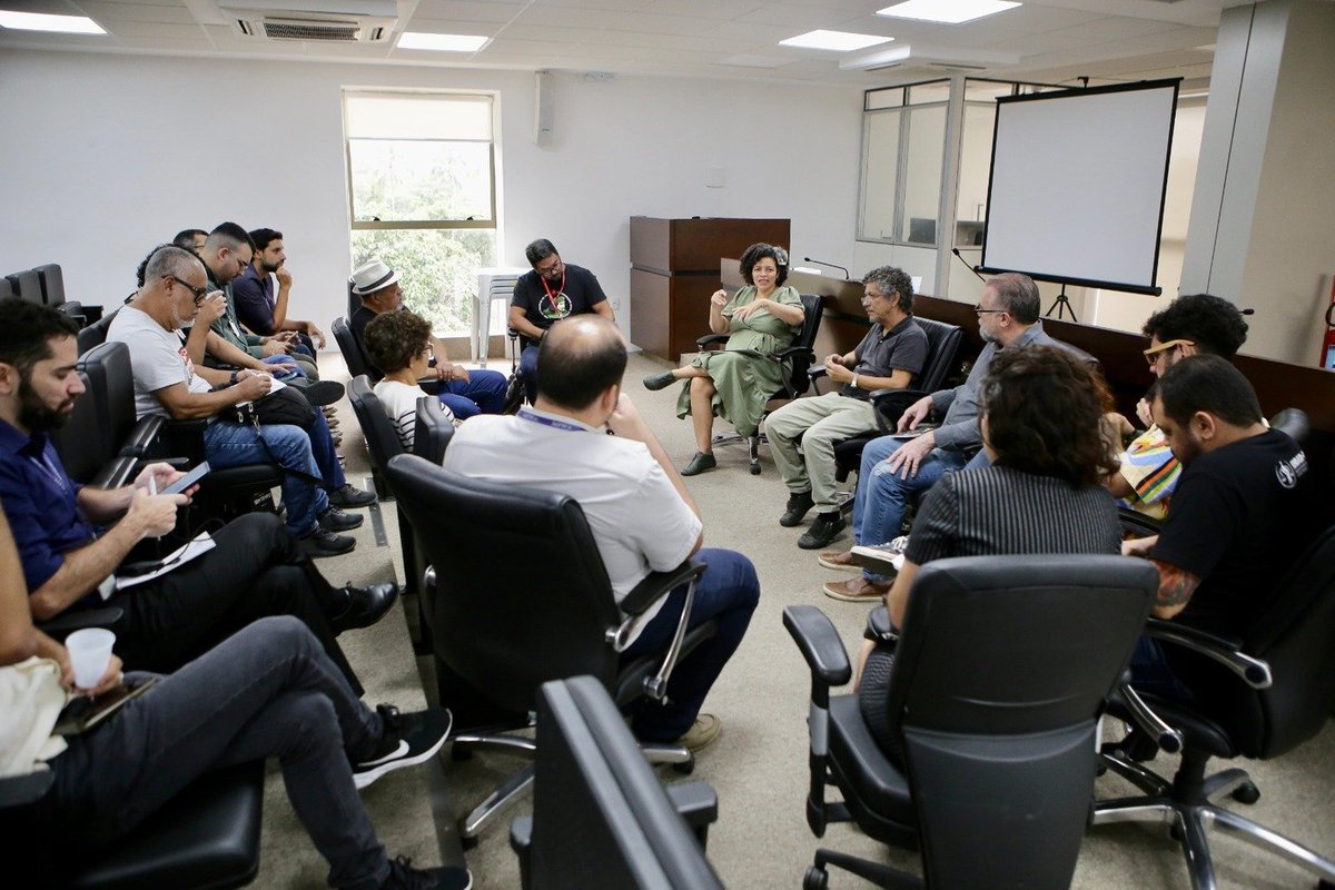 Dani Portela discute PL fiscal de Raquel Lyra com servidores - Acompanhe as últimas notícias no Blog da Folha -> folhape.com.br/colunistas/blo…