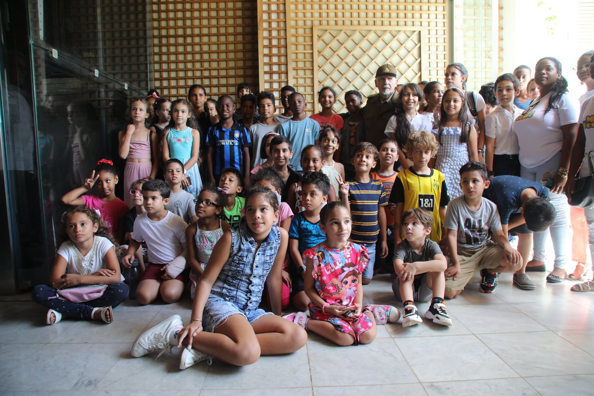 El Comandante de la Revolución, Ramiro Valdés, compartió este mañana con niños y jóvenes en el #CentroFidelCastroRuz. Sus experiencias son muestras de fidelidad y del inmenso honor de permanecer al servicio de la Patria.
