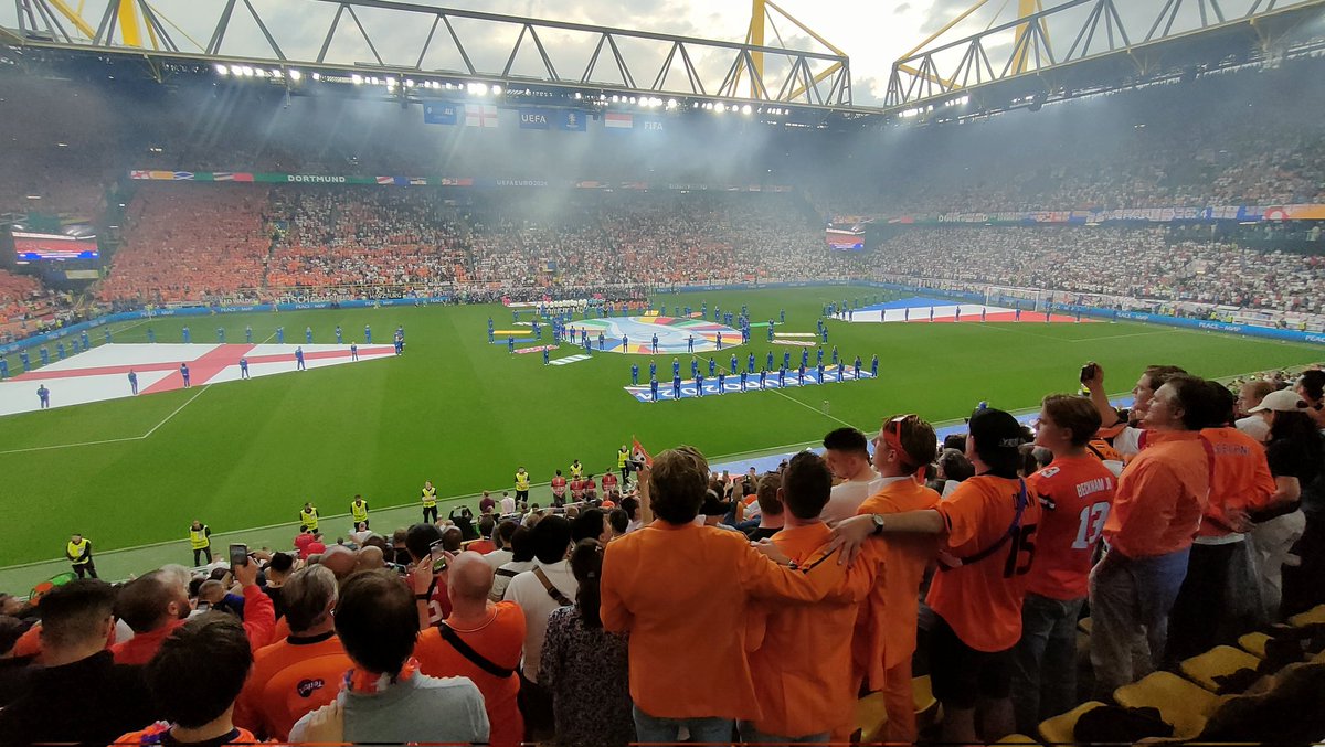 juancarlosrey7's tweet photo. El ambiente de hoy,nada tiene q ver al de ayer.
Ayer un estadio a la altura de los grandes,pero con aficiones poco numerosas y poco ruidosas.
Hoy estadio,de los más ruidosos y además con 2 aficiones..buff.
Mención especial a los holandeses¡Qué pasada!
#dandoalrec
@eurocopa2024 https://t.co/CQFG4RmjaK
