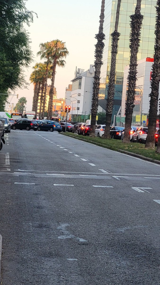 jennyfus's tweet photo. 1h no pasa autobús por zona franca-foneria, nadie controla tráfico, los coches no respetan semáforo, cortando todo el paseo. Concierto. Llame 112 hace 15m. Pasa ahora un bus, sin num, no para, tiene que recuperar ruta. Flipante. ¿Cómo recupero yo mi tiempo?👏 #guardiaurbana #tmb https://t.co/Q9V9R5vnn4