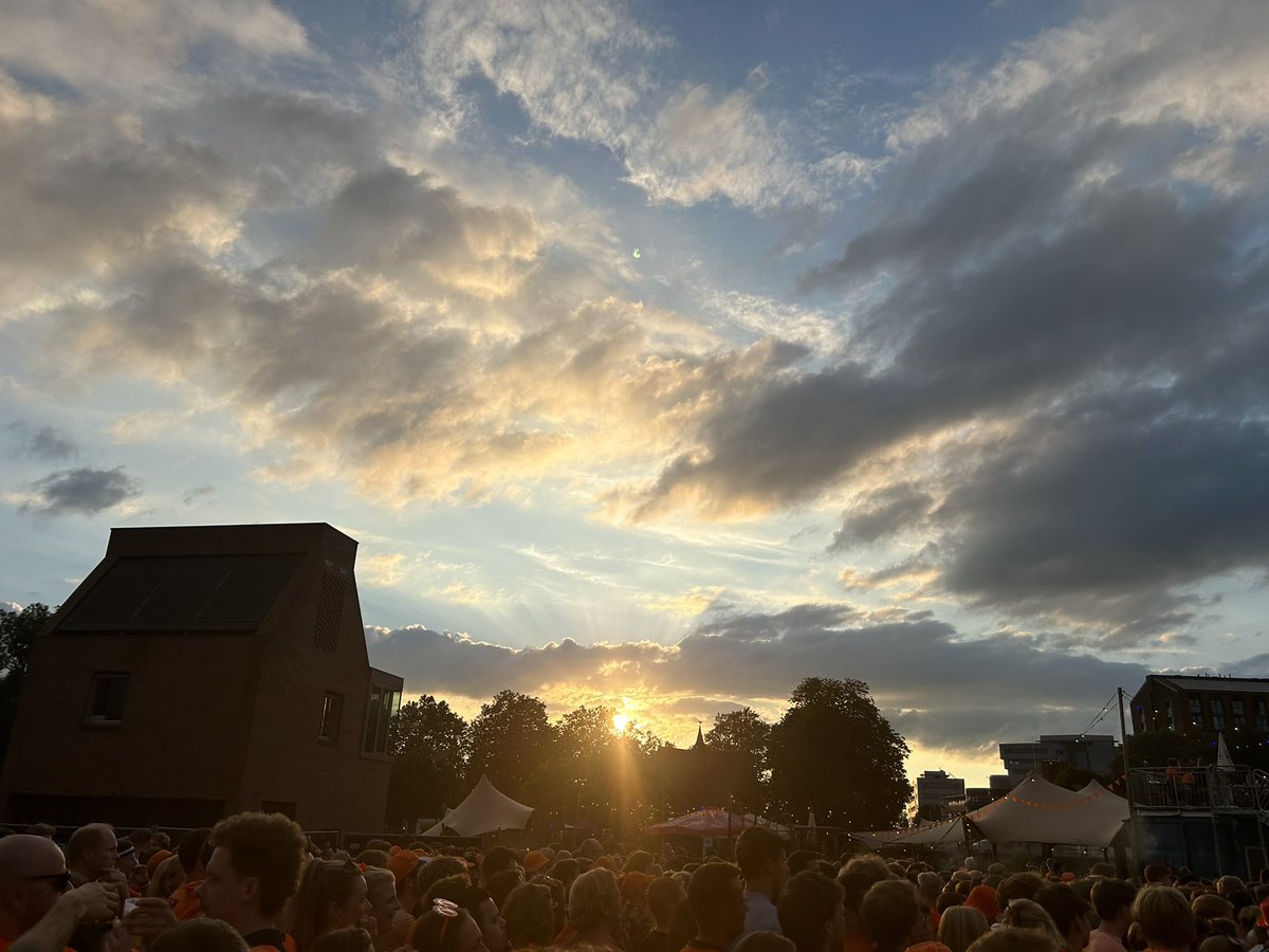 Ondertussen op het rode torenplein in Zwolle.