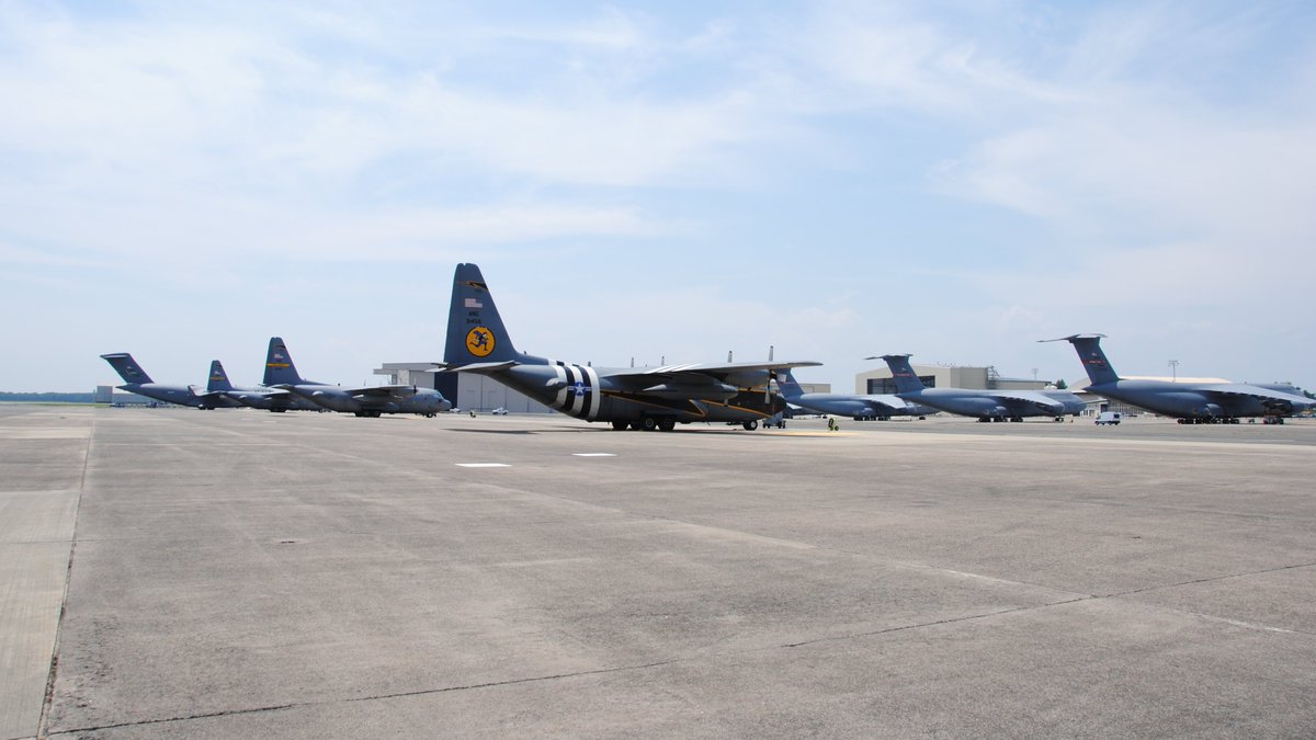 This week airlift was well represented with a C-17, C-130s and C-5M Super Galaxys on our ramp.
The 62 AW C-17, Joint Base Lewis-McCord, Wash. was dropping off cargo. The 103 AW C-130s spent the night while the parking ramp at Bradley ANGB was painted.
<a href="/62AirliftWing/">62nd Airlift Wing</a> @103aw