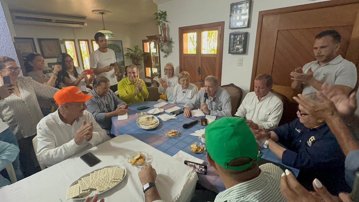 BiagioPilieri's tweet photo. Reunidos con los representantes de las organizaciones políticas que respaldan la candidatura de nuestro próximo presidente Edmundo González en el estado #ANZOATEGUI 🇻🇪

Nos vemos a las 4:00pm en la gran caravana en Puerto La Cruz con @MariaCorinaYA y @EdmundoGU 

¡VAMOS A GANAR ESTE 28 DE JULIO!