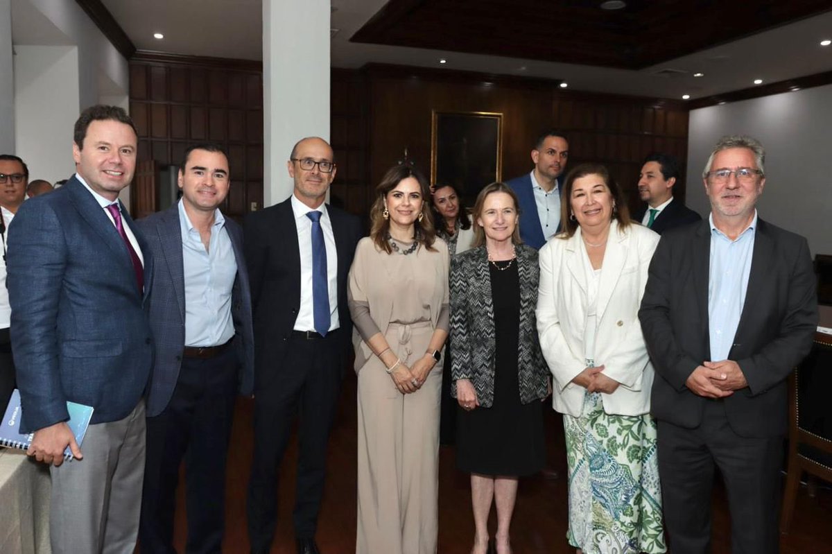 Acompañé al Gobernador <a href="/manolojim/">Manolo Jiménez Salinas</a> en la visita de la Embajadora de Francia Delphine Borione, a Coahuila. 🇫🇷🤝🏻🇲🇽

La sinergia de esfuerzos, el impulso a programas clave y la consolidación de alianzas; serán los motores que nos lleven al siguiente nivel. 

#CoahuilaPaDelante