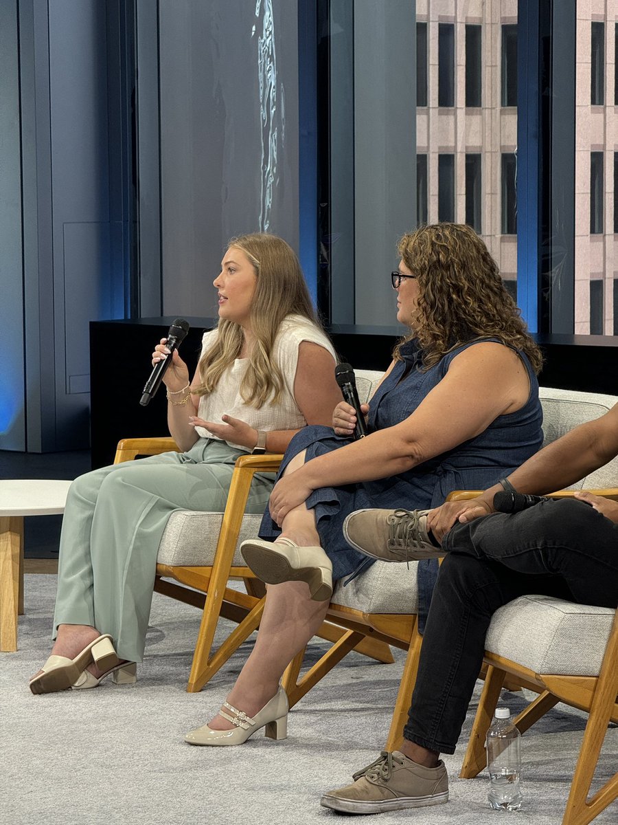 Philly_PR_Girl's tweet photo. ‘The “Boring” Industries on Social Media’ was anything BUT boring! Learned innovative ways for brands to stand out!
#innovation #philadelphia #SMDayPHL #comcastRJRForum @comcast @CMIMediaGroup https://t.co/Rbntfa9nMC