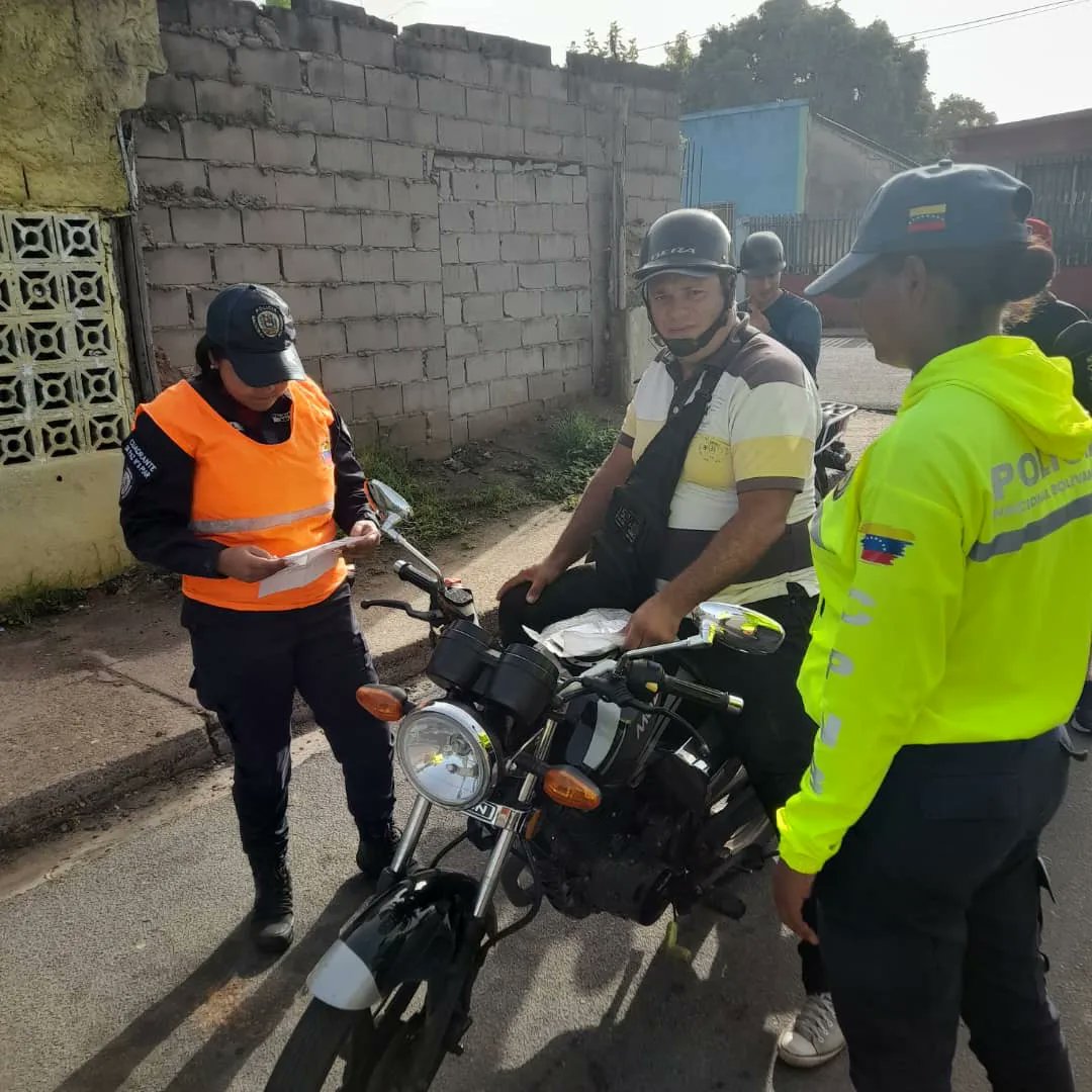 cpnb_edobolivar's tweet photo. Funcionarios de la @Pnbvzla adscritos a los Cuadrantes de Paz, realizan verificación de vehículos a través del sistema #Siipol con el fin de garantizar y prevenir hechos delictivos en los diferentes municipios del estado Bolívar, fortaleciendo la Gran Misión Cuadrantes de Paz. https://t.co/446seKL9bo