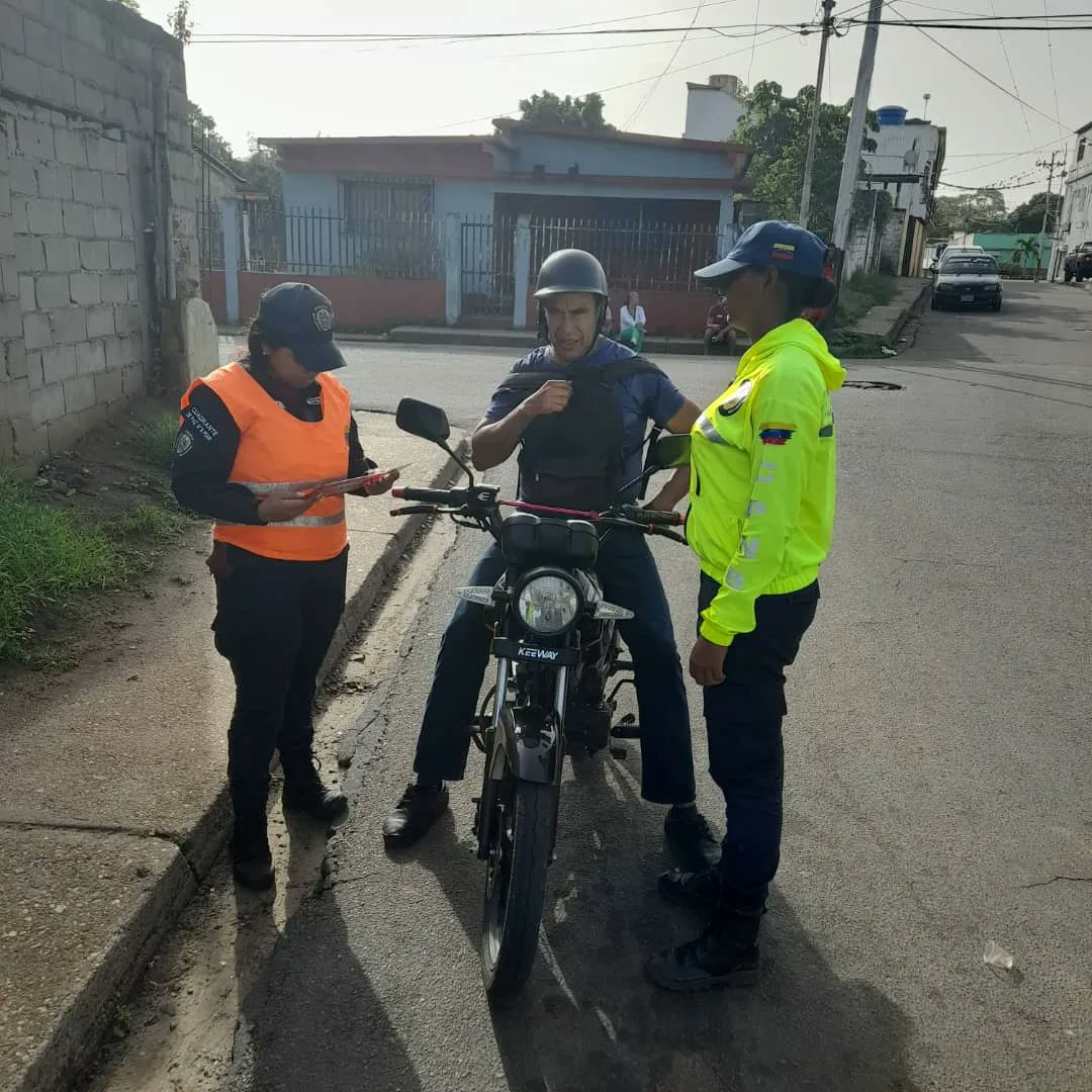 cpnb_edobolivar's tweet photo. Funcionarios de la @Pnbvzla adscritos a los Cuadrantes de Paz, realizan verificación de vehículos a través del sistema #Siipol con el fin de garantizar y prevenir hechos delictivos en los diferentes municipios del estado Bolívar, fortaleciendo la Gran Misión Cuadrantes de Paz. https://t.co/446seKL9bo