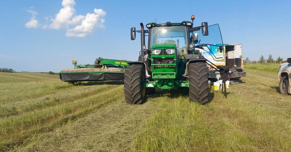 When the sun shines you’ve got to make hay. If your day doesn’t go as planned the boys in the bright white  service trucks will get you back in the field.😎
#hay #hayfield #johndeere #farmlife