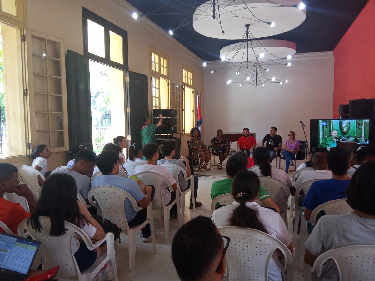 En la <a href="/CasadelAlbaLH/">Casa del ALBA LH</a> abanderamos la Brigada de Jóvenes de #Plaza que asumirá importantes misiones sociales este verano.

Conversamos sobre lo importante de este trabajo colectivo,cómo organizarnos en un municipio tan plural y fuimos a #Fidel,sus ideas y ejemplos son el referente.