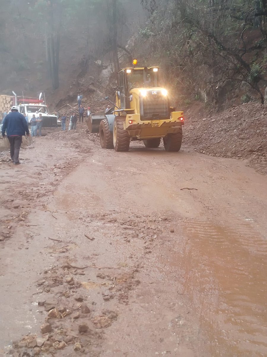 ContraProMx's tweet photo. 🚔🚓🚑 Reactivan circulación vehicular en la carretera Oaxaca-Ixtlán 🚇🚧

#Oaxaca. La @CEPCyGR_GobOax Estatal de Protección Civil y Gestión de Riesgos (#CEPCyGR) informa que ya se encuentra abierta a la circulación vehicular, en un solo carril, la carretera federal 175 #Oaxaca- #Ixtlán, en el kilómetro 196 de Santa Catarina #Ixtepeji en la región de la #SierraJuárez. 

Luego del derrumbe registrado este martes, los trabajos de remisión de lodo y piedra fueron coordinados por Caminos Bienestar (@CABIEN_Oax), autoridades de la localidad y personas voluntarias.

De la misma forma, se exhorta a las y los automovilistas manejar con #precaución al transitar por la zona, así como atender las recomendaciones de Protección Civil y mantenerse informada a través de los medios y redes sociales oficiales de la dependencia y del Gobierno del Estado.

#tuxtepec #calpulalpan #zoogocho #valleNacional #Llanodelasflores 
#sierranorte