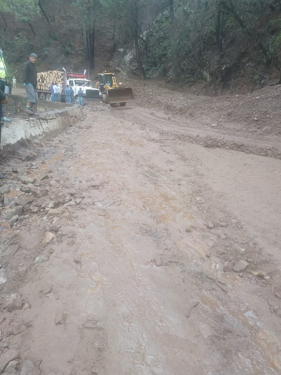 ContraProMx's tweet photo. 🚔🚓🚑 Reactivan circulación vehicular en la carretera Oaxaca-Ixtlán 🚇🚧

#Oaxaca. La @CEPCyGR_GobOax Estatal de Protección Civil y Gestión de Riesgos (#CEPCyGR) informa que ya se encuentra abierta a la circulación vehicular, en un solo carril, la carretera federal 175 #Oaxaca- #Ixtlán, en el kilómetro 196 de Santa Catarina #Ixtepeji en la región de la #SierraJuárez. 

Luego del derrumbe registrado este martes, los trabajos de remisión de lodo y piedra fueron coordinados por Caminos Bienestar (@CABIEN_Oax), autoridades de la localidad y personas voluntarias.

De la misma forma, se exhorta a las y los automovilistas manejar con #precaución al transitar por la zona, así como atender las recomendaciones de Protección Civil y mantenerse informada a través de los medios y redes sociales oficiales de la dependencia y del Gobierno del Estado.

#tuxtepec #calpulalpan #zoogocho #valleNacional #Llanodelasflores 
#sierranorte
