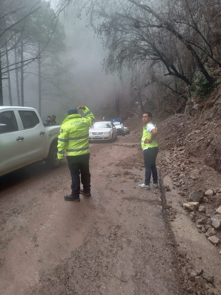 ContraProMx's tweet photo. 🚔🚓🚑 Reactivan circulación vehicular en la carretera Oaxaca-Ixtlán 🚇🚧

#Oaxaca. La @CEPCyGR_GobOax Estatal de Protección Civil y Gestión de Riesgos (#CEPCyGR) informa que ya se encuentra abierta a la circulación vehicular, en un solo carril, la carretera federal 175 #Oaxaca- #Ixtlán, en el kilómetro 196 de Santa Catarina #Ixtepeji en la región de la #SierraJuárez. 

Luego del derrumbe registrado este martes, los trabajos de remisión de lodo y piedra fueron coordinados por Caminos Bienestar (@CABIEN_Oax), autoridades de la localidad y personas voluntarias.

De la misma forma, se exhorta a las y los automovilistas manejar con #precaución al transitar por la zona, así como atender las recomendaciones de Protección Civil y mantenerse informada a través de los medios y redes sociales oficiales de la dependencia y del Gobierno del Estado.

#tuxtepec #calpulalpan #zoogocho #valleNacional #Llanodelasflores 
#sierranorte