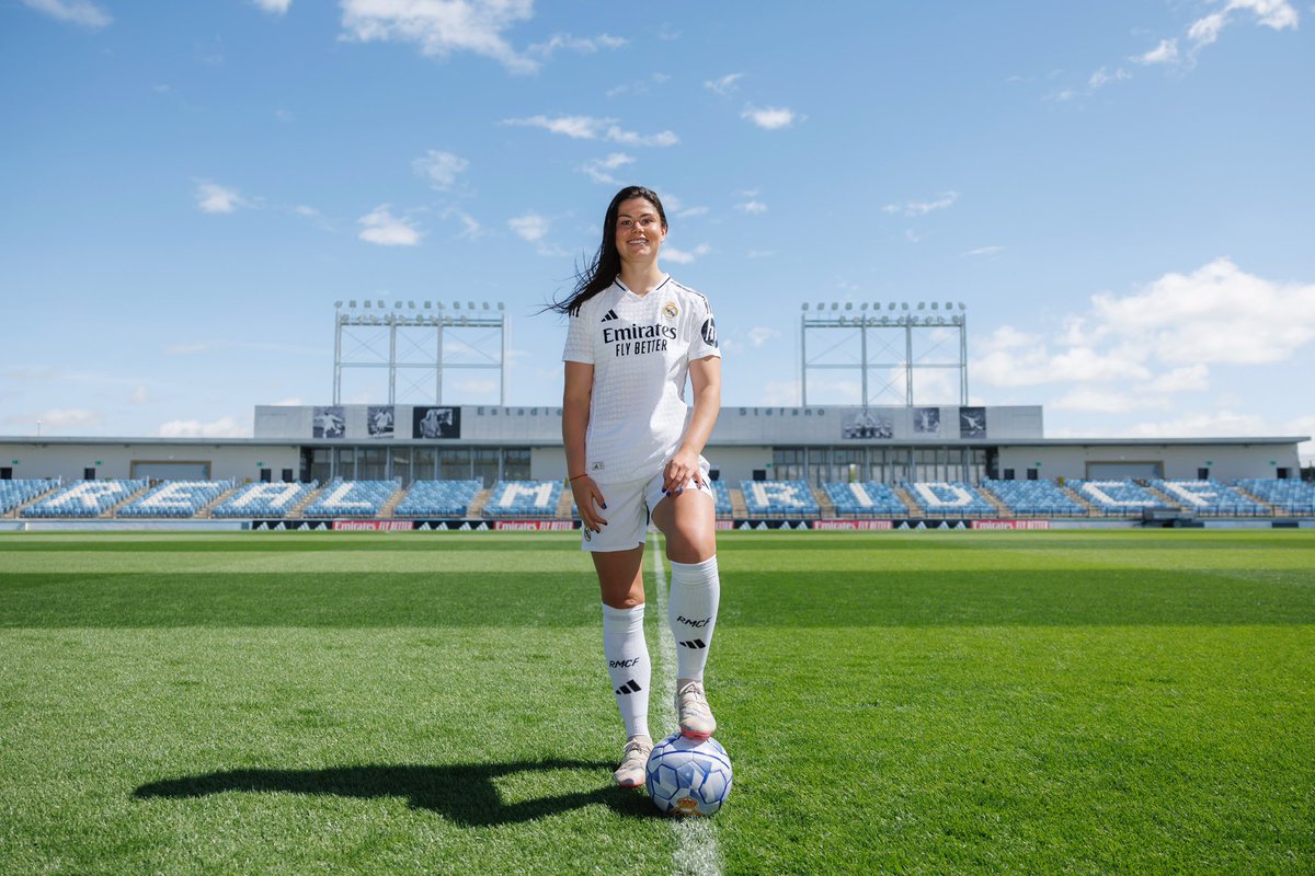 ¡Ya estoy aquí! 👋
Muy feliz por unirme a este gran club. Un sueño hecho realidad.
Responsabilidad, trabajo y ambición para estar a la altura de esta camiseta. 
¡Nos vemos pronto madridistas! 🤍