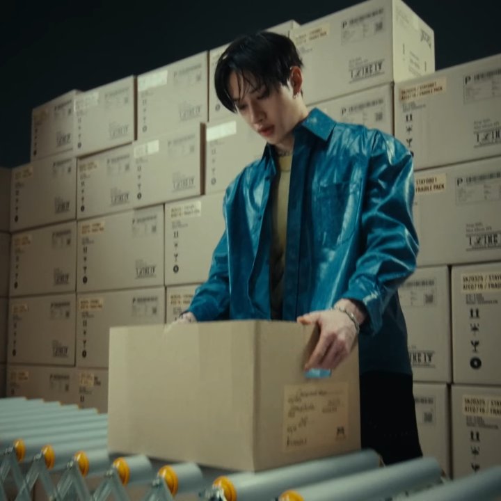 catcherofstray's tweet photo. wolfies are packing our orders 

➸ #STRAYKIDS #DREAMCATCHER
➸#BANGCHAN  #SIYEON https://t.co/qWiYfY2xrS