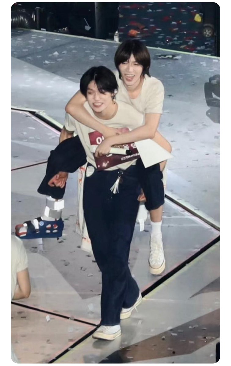 translatingTXT's tweet photo. 💛 beomie~ i’m leaving these pictures here~ if you want to save them~~ go ahead~ 🥰
     ∧＿∧
 （｡･ω･｡)つ━☆・*。
  ⊂   ノ    ・゜+.
 しーＪ   °。+ *´¨)
            .· ´¸.·*´¨) ¸.·*¨)
             (¸.·´ (¸.·’*
                                             
🧸 my members are the best 👍👍👍👍