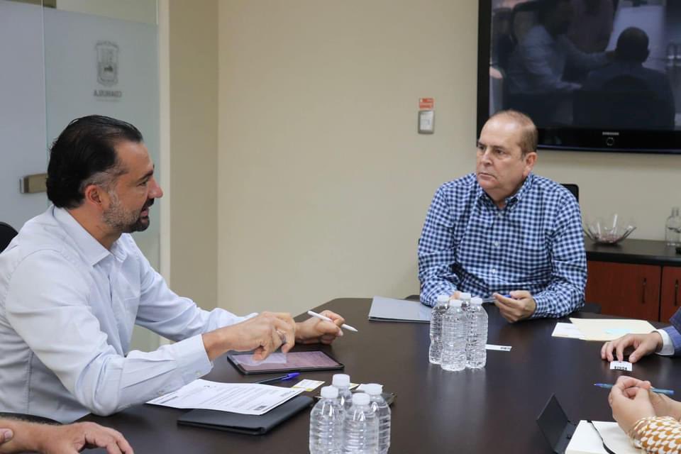 Por instrucciones del Gobernador Manolo Jiménez Salinas, el día de hoy recibí la visita de directivos de una empresa de origen suizo quienes ven a #Coahuila como un prospecto para invertir.

 #CoahuilaPaDelante #APasosDeGigante
Gobierno del Estado De Coahuila