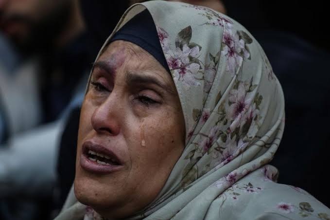 يا رب إلى متى ستظلُ أمهاتنا تفقدُ فلذات أكبادها !، يا رب لقد قتلتني نظراتُ الحسرة واللوعة في قلوبِ أمهاتِ الشهداء، إلى متى ستستمرُ تلك المشاهد تراودُ غزة، لم يتبقى بيتٌ واحد إلا وفيه شهيدٌ أو جريح، إلى متى سيبقى الموتُ يطرقُ أبوابَ ونوافذ الفقراء والضعفاء.