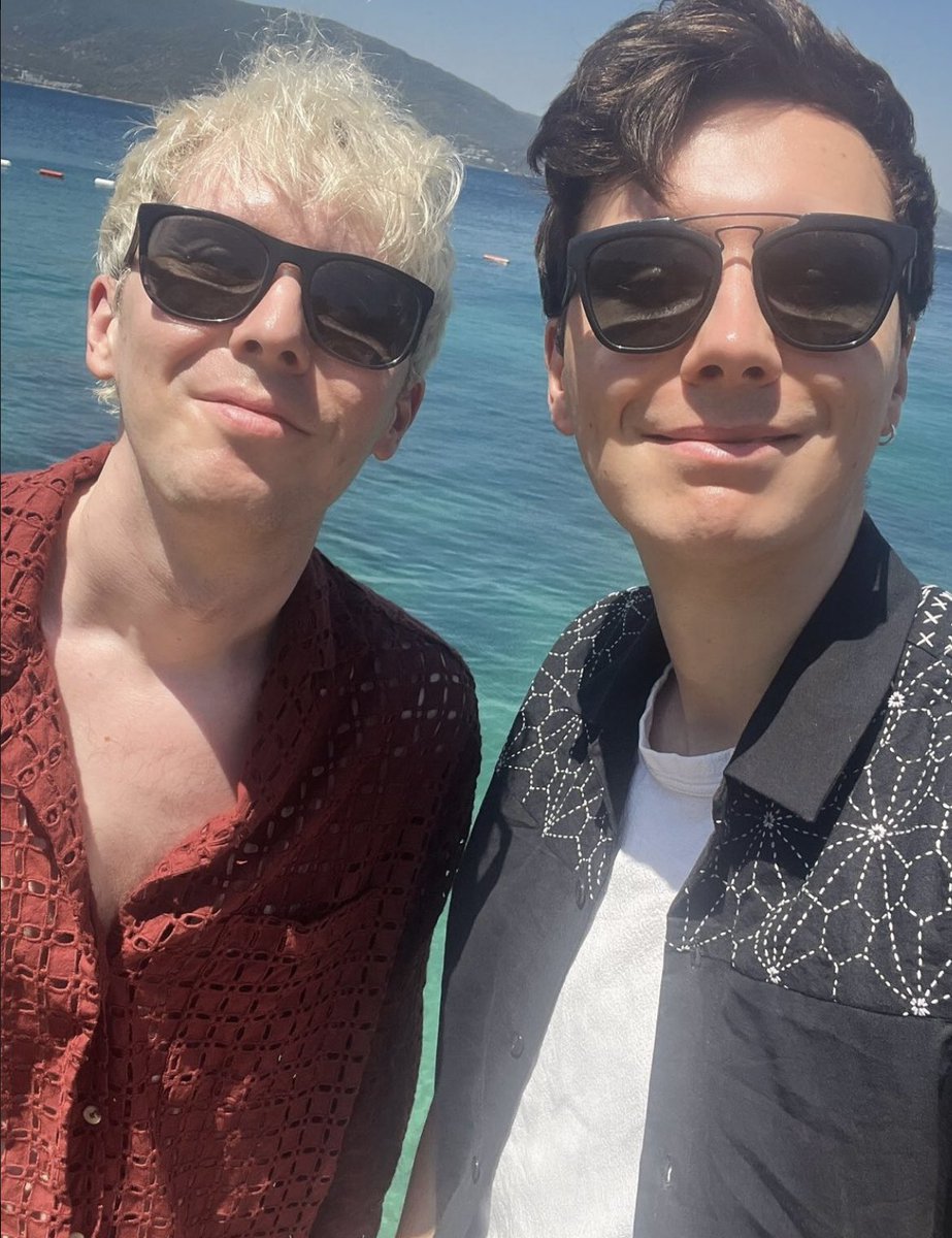 theamazingphil's tweet photo. am i hallucinating. can anyone else see this https://t.co/KK5PMx0Z9u