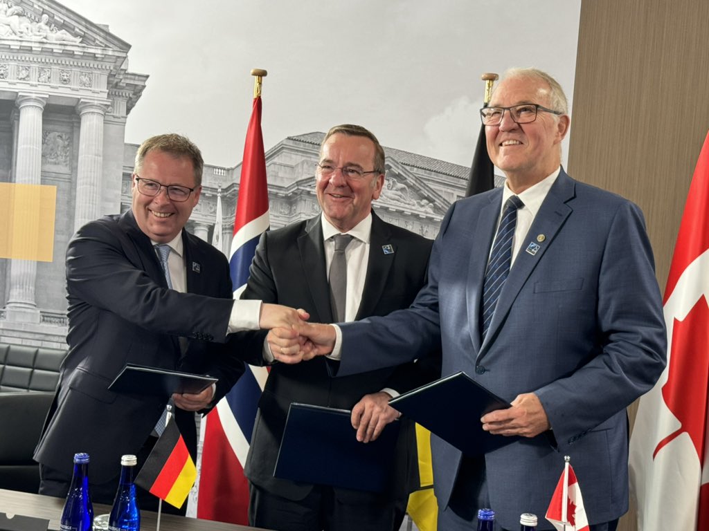 Norwegian Ministry of Defence (@forsvarsdep) on Twitter photo Norway, Germany & Canada signed a trilateral letter of intent on Maritime Security Partnership in the North-Atlantic during #NATOSummit 🇳🇴🇩🇪🇨🇦
<a href="/Bjornarildgram/">Bjørn Arild Gram</a> <a href="/BillBlair/">Bill Blair</a> <a href="/BMVg_Bundeswehr/">Verteidigungsministerium</a> Norway, Germany & Canada signed a trilateral letter of intent on Maritime Security Partnership in the North-Atlantic during #NATOSummit 🇳🇴🇩🇪🇨🇦
<a href="/Bjornarildgram/">Bjørn Arild Gram</a> <a href="/BillBlair/">Bill Blair</a> <a href="/BMVg_Bundeswehr/">Verteidigungsministerium</a>
